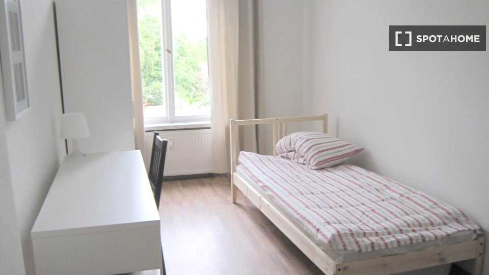 Double room Berlin, 4 beds, 66m² — photo 9