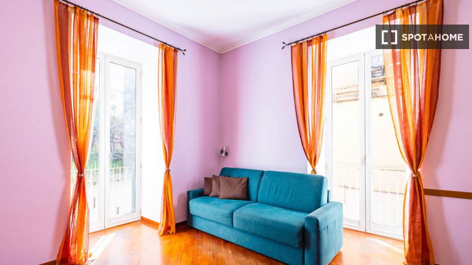 Appartamento con 2 camere da letto in affitto ad Avvocata, Napoli - in Naples
