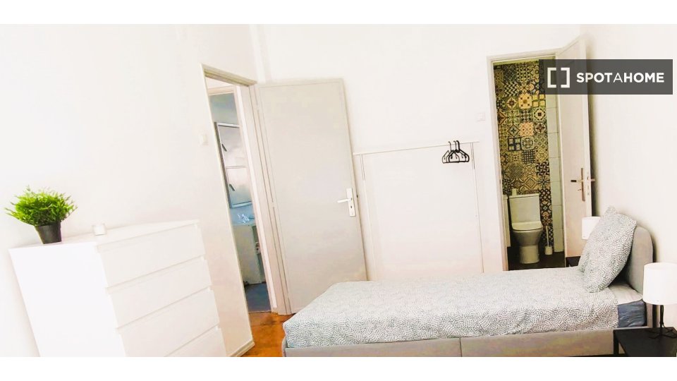 Double room Lisbon, 3 beds, 70m² — photo 15