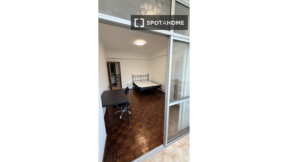 Double room Lisbon, 4 beds, 110m² — photo 6