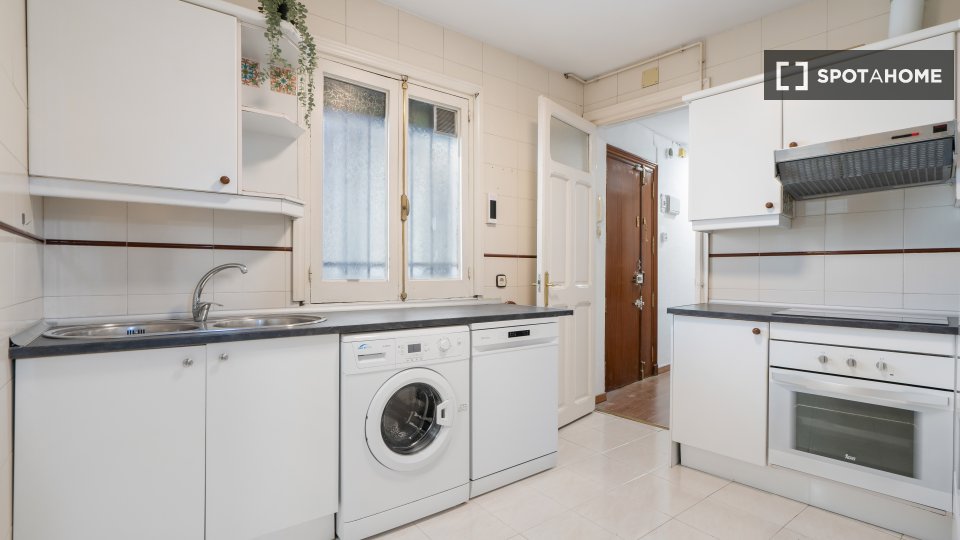 Double room Madrid, 5 beds, 102m² — photo 9