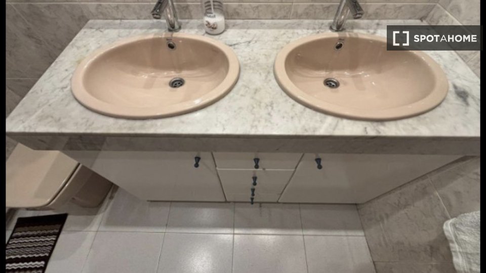 Double room Barcelona, 3 beds, 120m² — photo 13