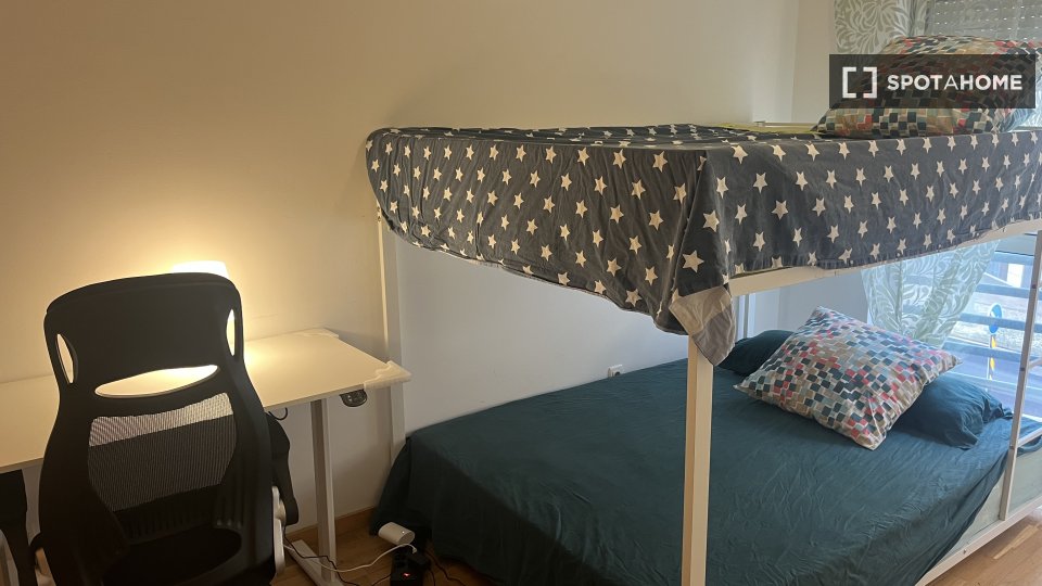 Double room Lisbon, 3 beds, 95m² — photo 11