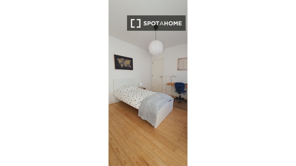 Double room Lisbon, 3 beds, 75m² — photo 18