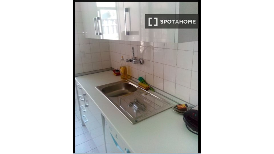 Double room Lisbon, 3 beds, 65m² — photo 8