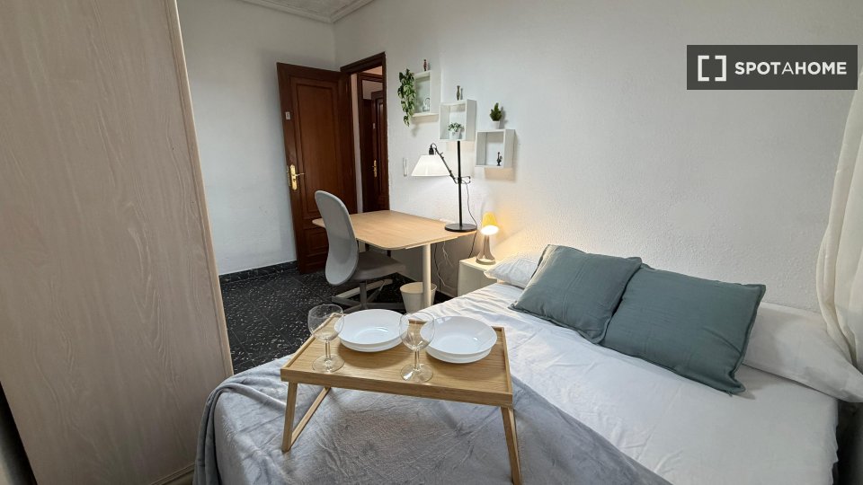 Double room Valencia, 5 beds, 120m² — photo 2