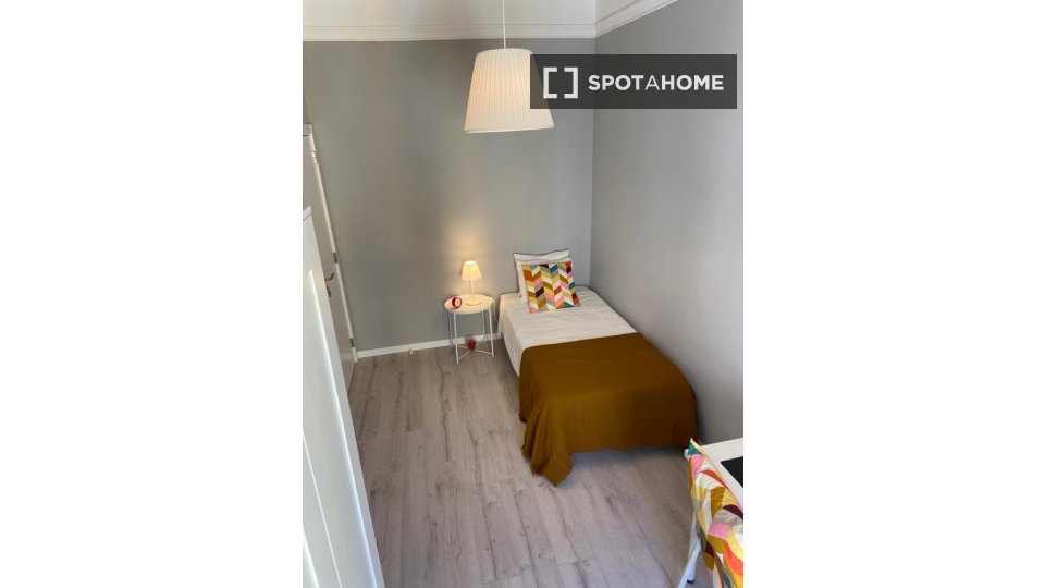 Double room Lisbon, 5 beds, 85m² — photo 23