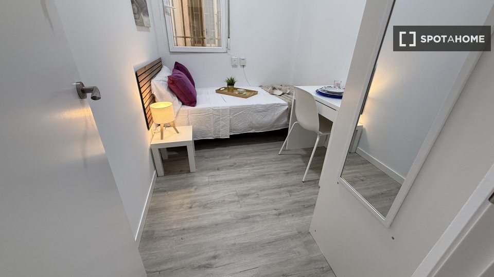 Double room Madrid, 4 beds — photo 11
