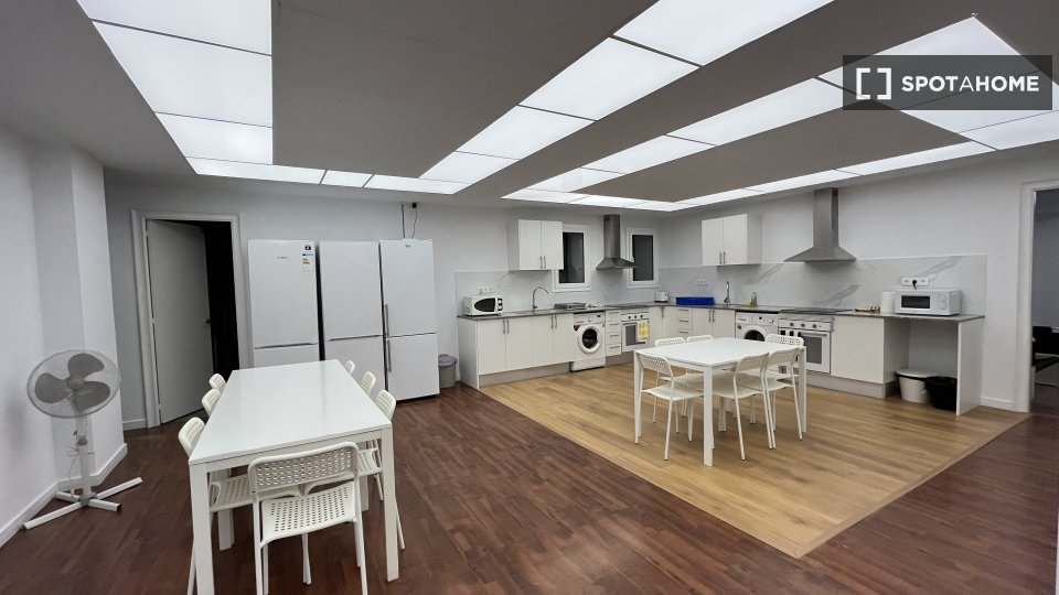 Double room Barcelona, 13 beds, 290m² — photo 10