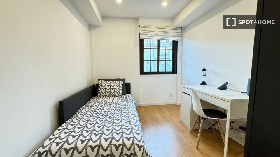 Double room Lisbon, 4 beds — photo 17