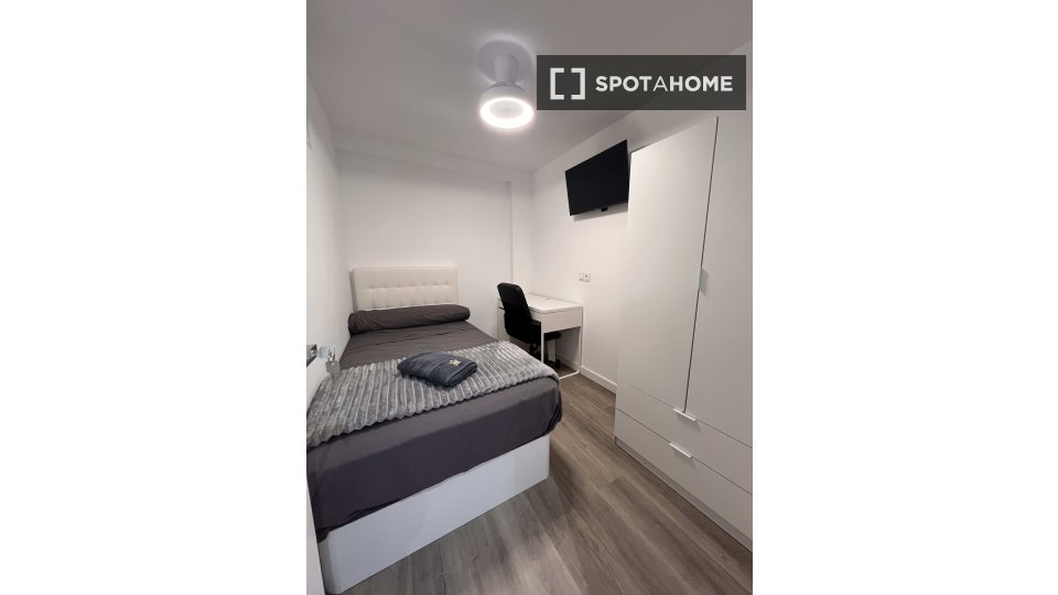 Double room Valencia, 5 beds, 100m² — photo 1