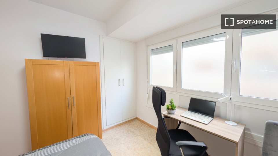 Double room Alicante, 3 beds, 67m² — photo 1