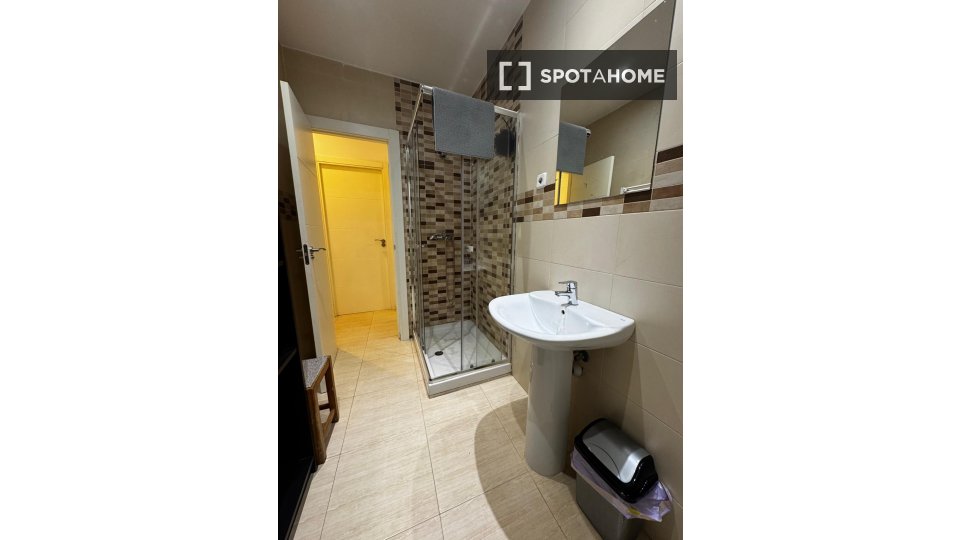 Double room Madrid, 4 beds, 90m² — photo 6