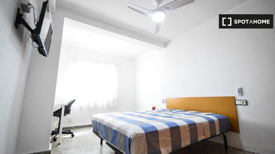Apartment Valencia, 4 beds, 90m² — photo 8