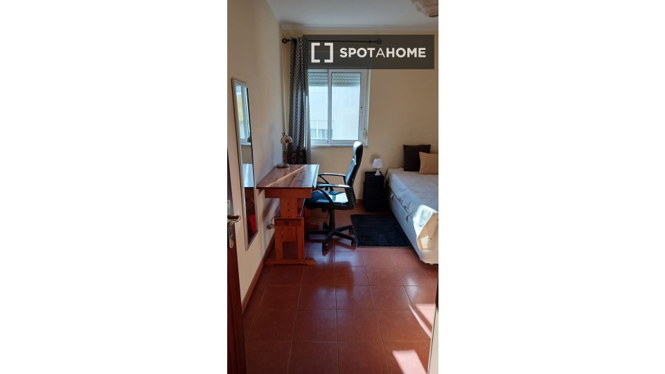 Double room Lisbon, 3 beds, 97m² — photo 4