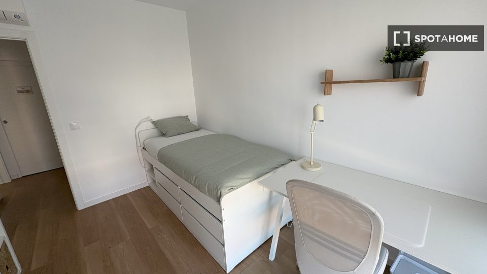 Double room Lisbon, 4 beds, 90m² — photo 15