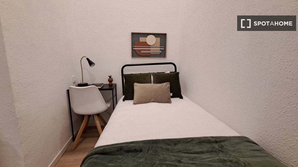 Double room Madrid, 12 beds, 185m² — photo 2