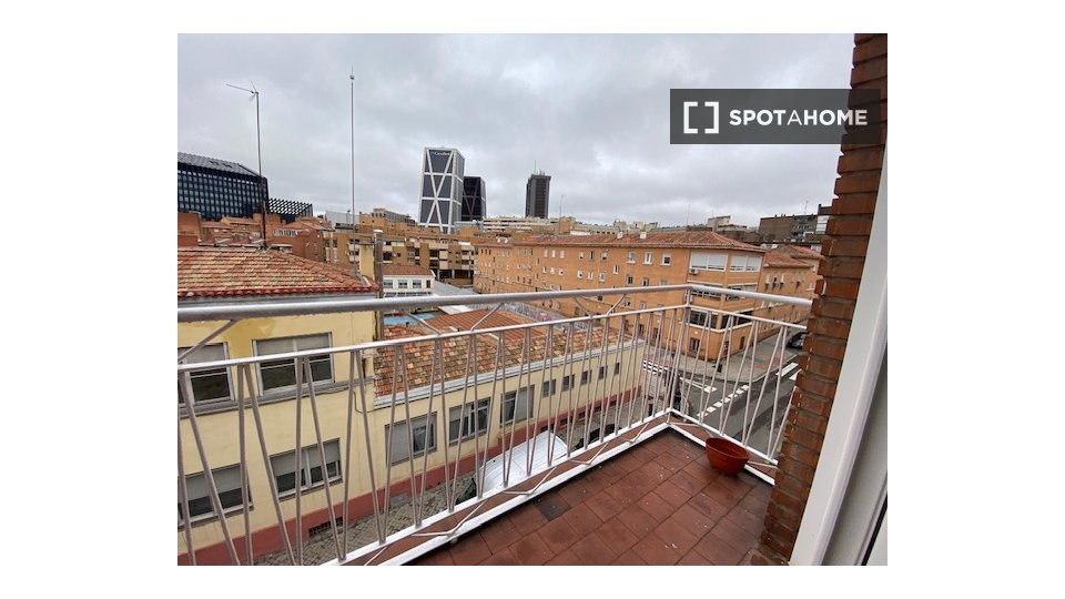 Double room Madrid, 3 beds — photo 12