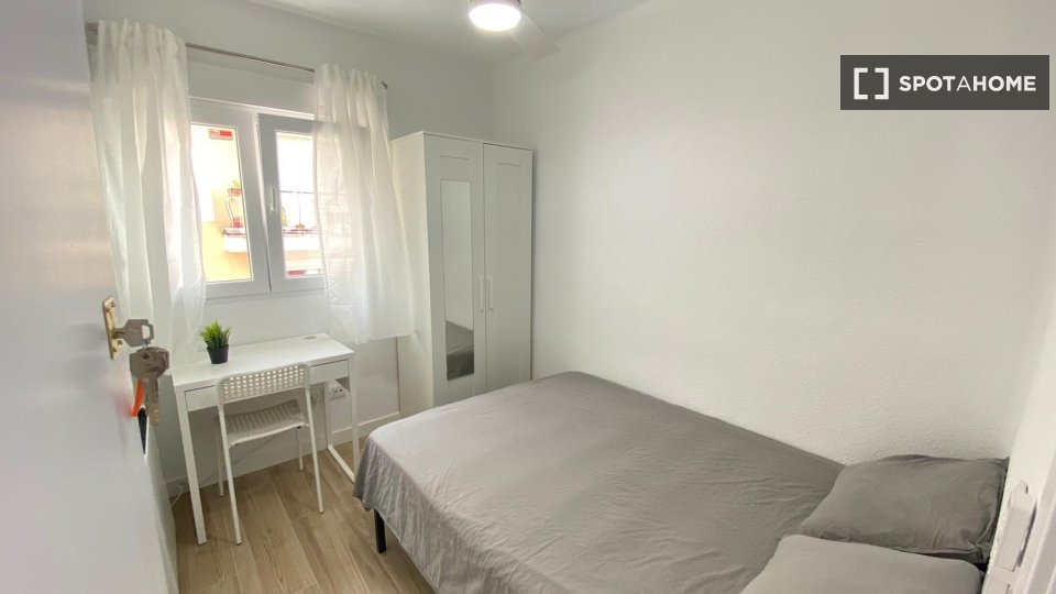 Double room Madrid, 4 beds — photo 11