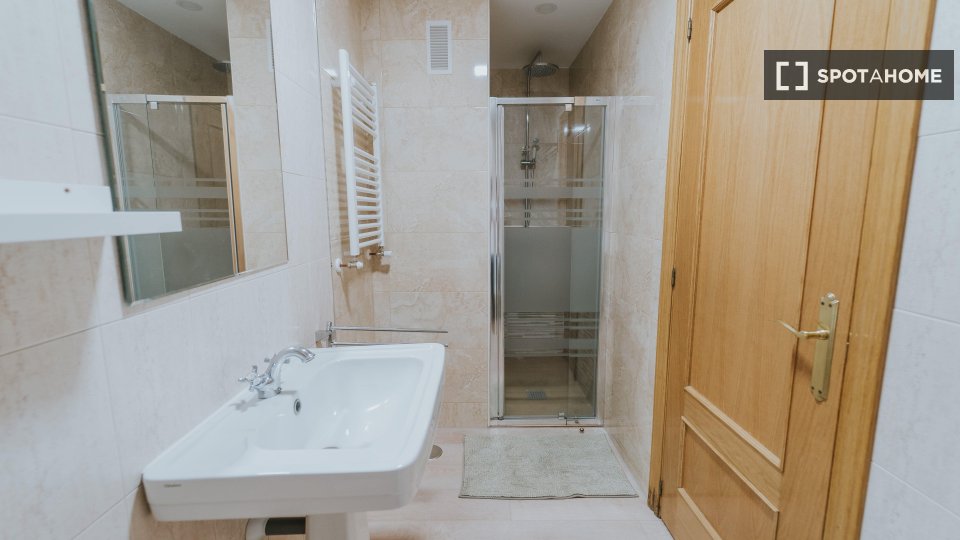 Double room Madrid, 4 beds — photo 12