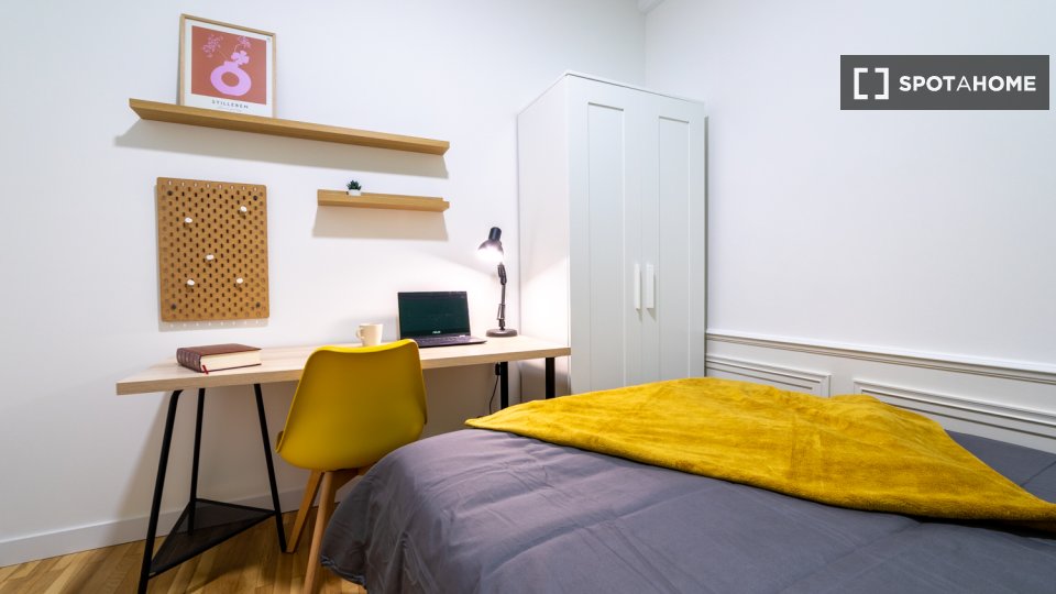 Stanza in un appartamento condiviso con 13 camere da letto in affitto a Castillejos - in Madrid