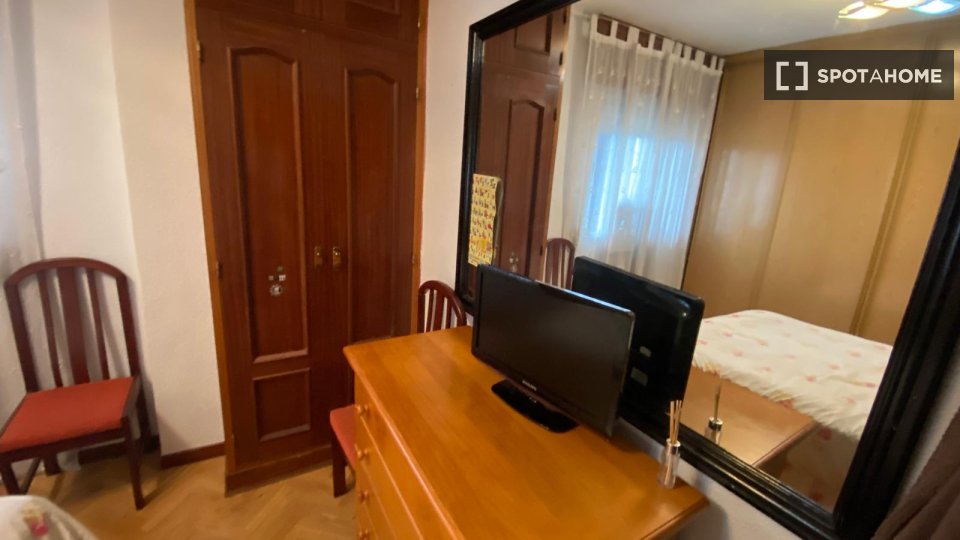Double room Madrid, 3 beds — photo 18