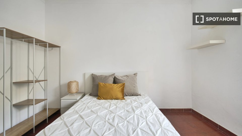 Double room Lisbon, 4 beds — photo 12