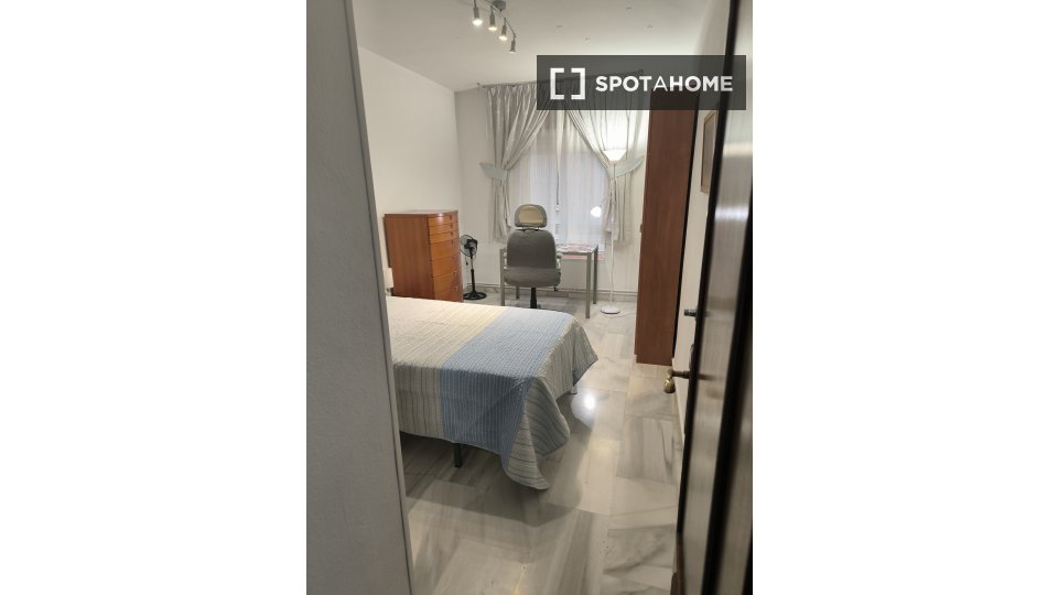 Double room Granada, 3 beds — photo 43