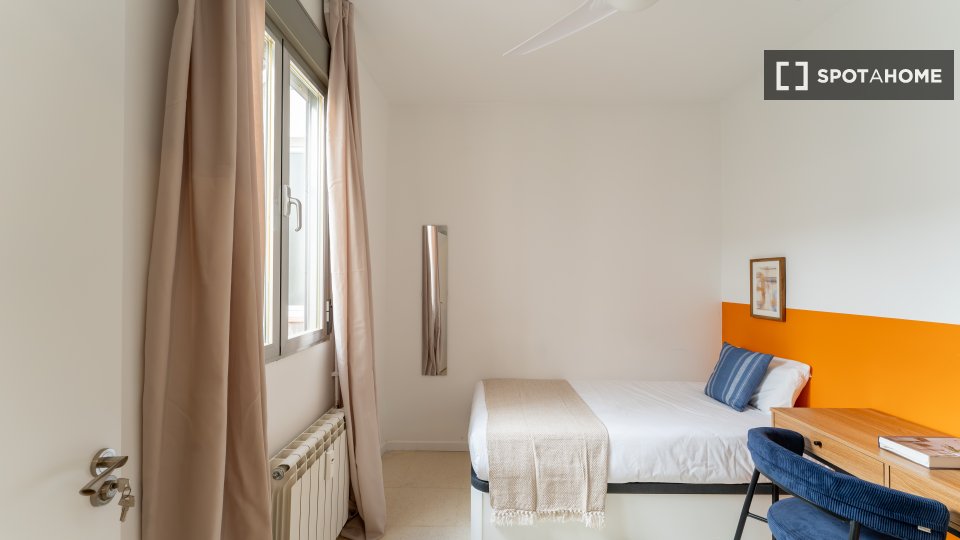 Double room Madrid, 3 beds — photo 6