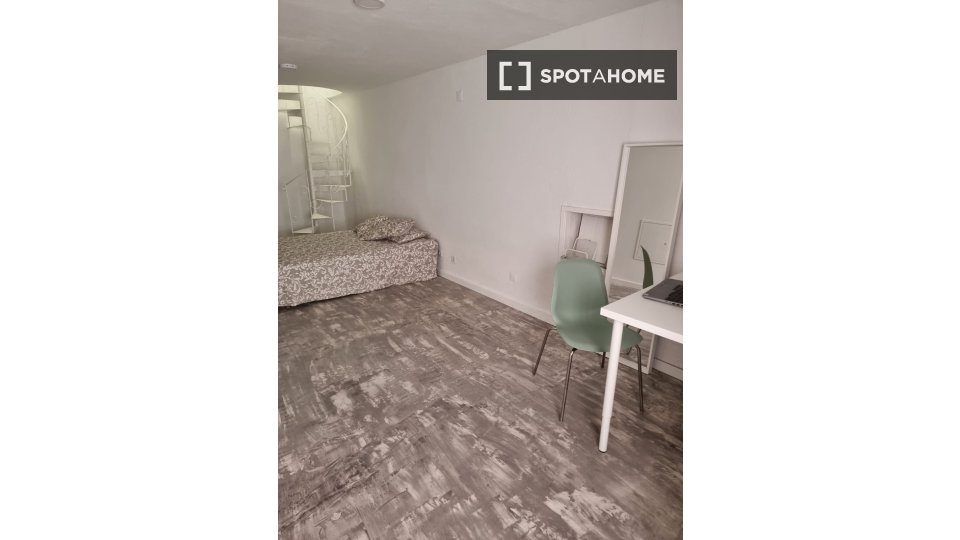 Double room Lisbon, 3 beds — photo 12