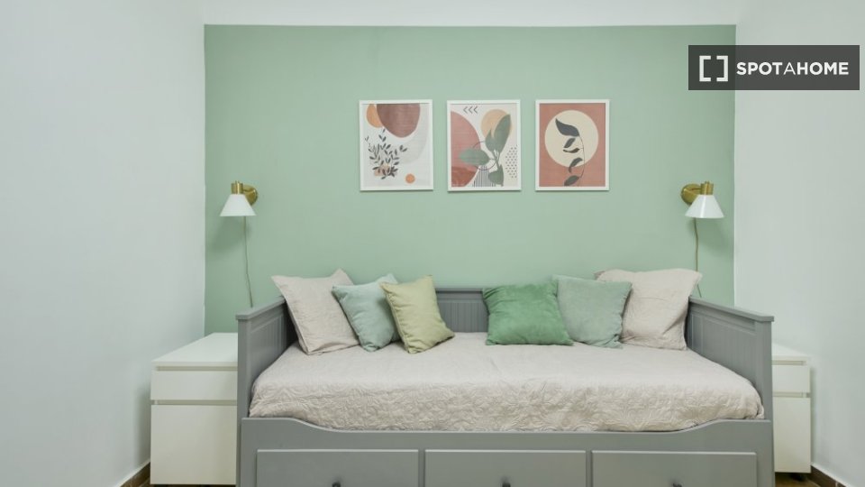 Double room Lisbon, 3 beds — photo 14