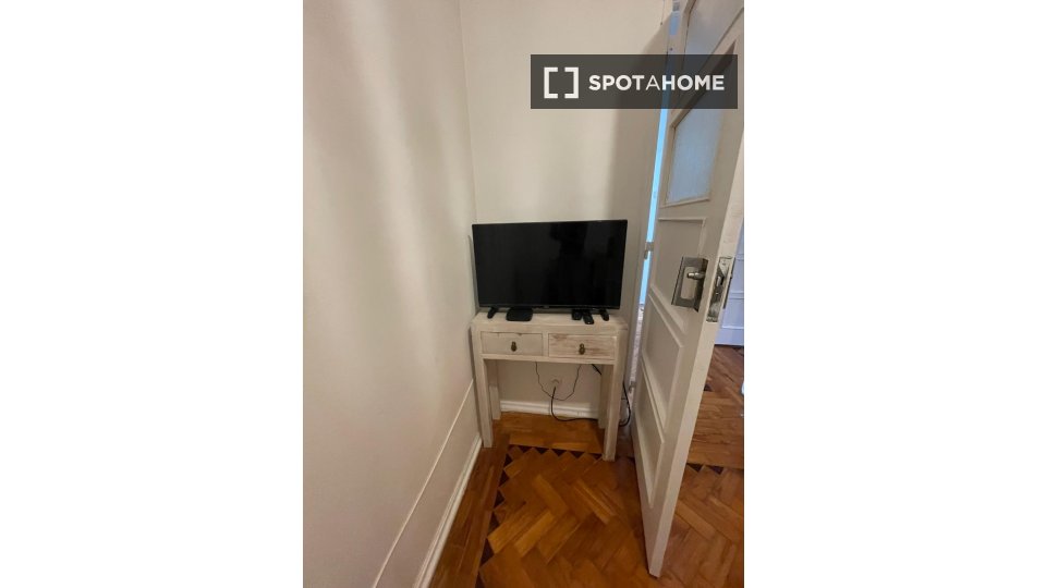 Double room Lisbon, 3 beds, 150m² — photo 12