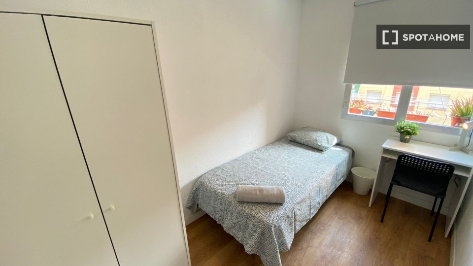 Double room Madrid, 3 beds — photo 9