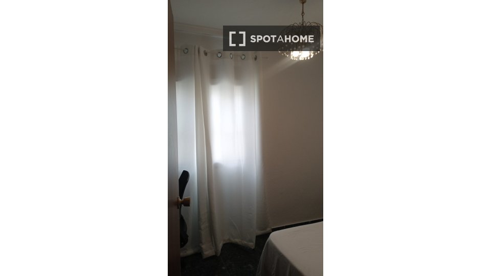 Double room Valencia, 5 beds, 110m² — photo 1