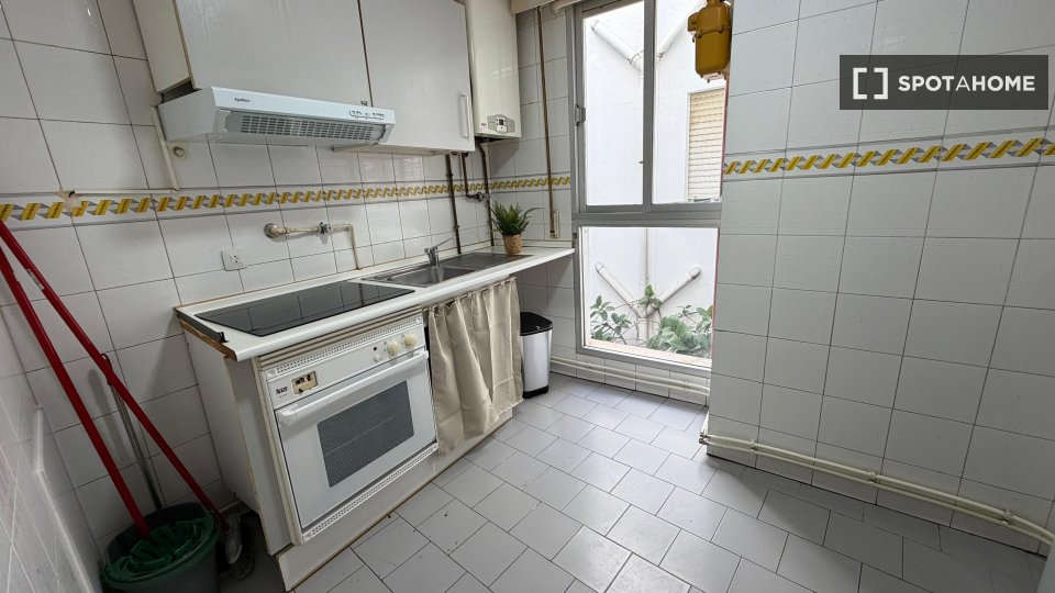 Double room Madrid, 5 beds, 100m² — photo 12
