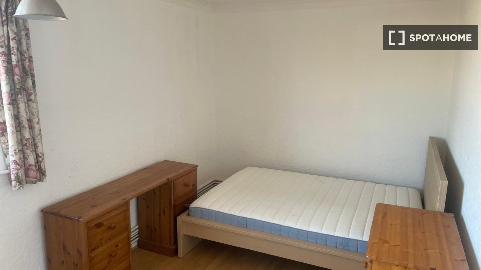 Double room London, 3 beds — photo 1