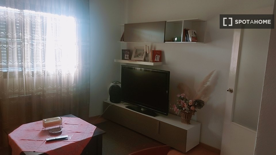 Double room Madrid, 3 beds, 80m² — photo 2