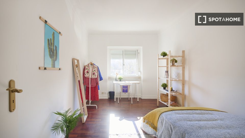 Double room Lisbon, 5 beds — photo 14