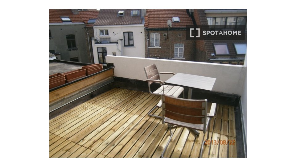 Double room Brussels, 5 beds, 14m² — photo 4