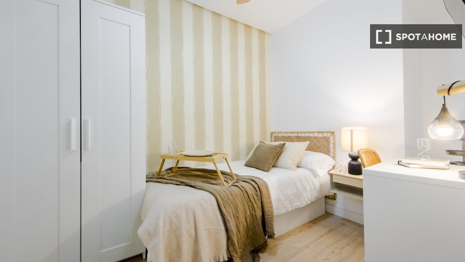 Double room Madrid, 6 beds, 110m² — photo 9