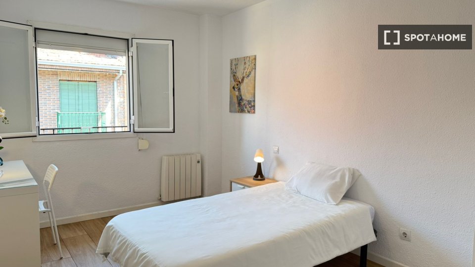 Double room Madrid, 3 beds — photo 33