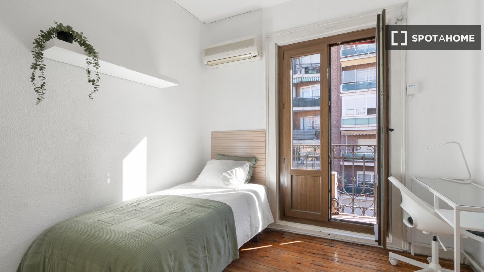 Double room Madrid, 5 beds, 102m² — photo 10