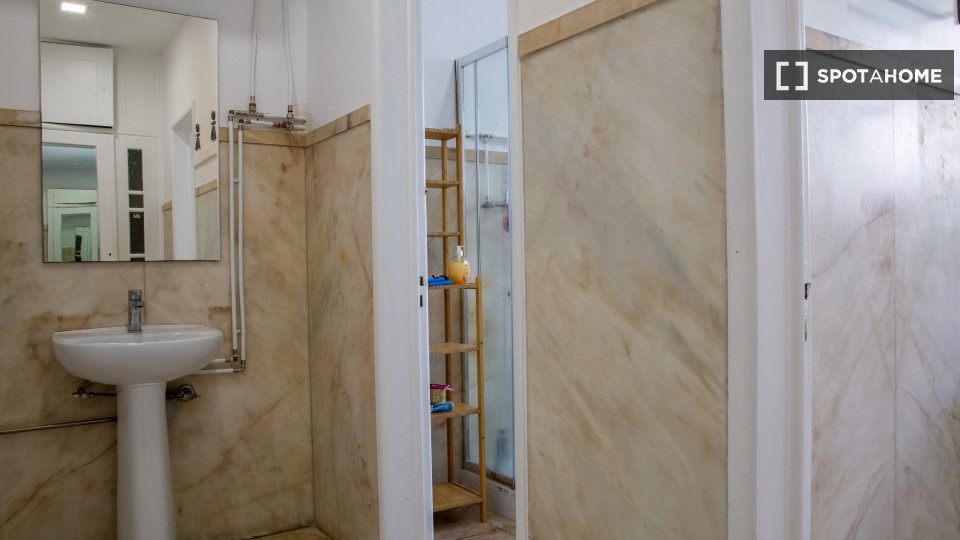 Double room Lisbon, 9 beds — photo 17