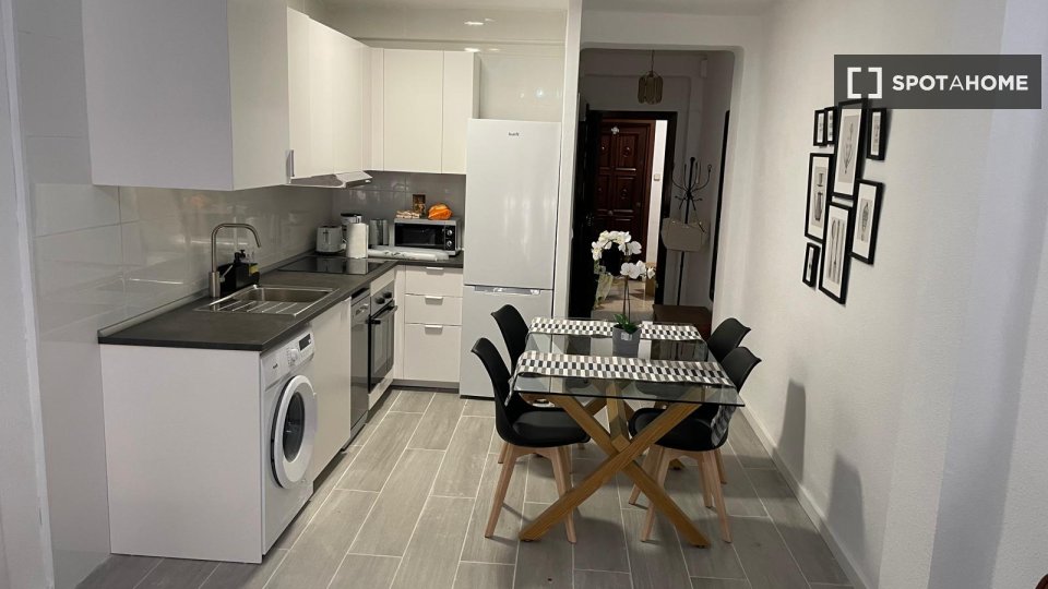 Apartment Malaga, 4 beds, 70m² — photo 13