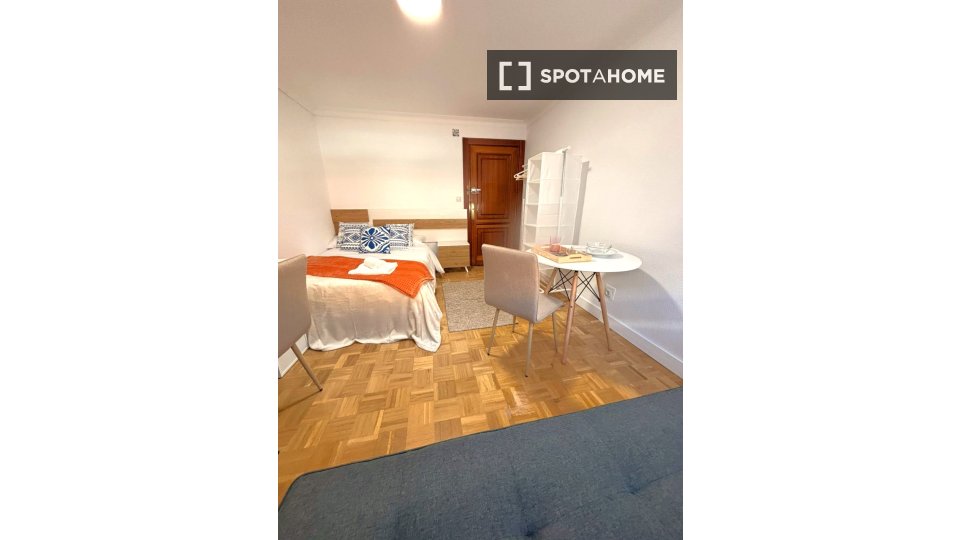 Habitación en piso compartido de 8 habitaciones en Leganés, Madrid