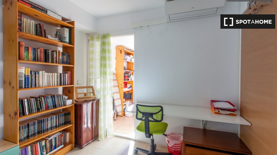 Double room Valencia, 3 beds, 90m² — photo 2