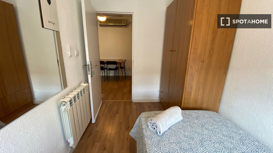 Double room Madrid, 3 beds — photo 18