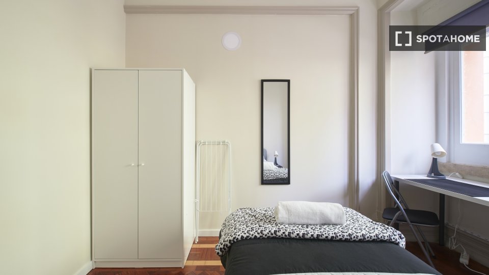 Double room Lisbon, 9 beds — photo 31