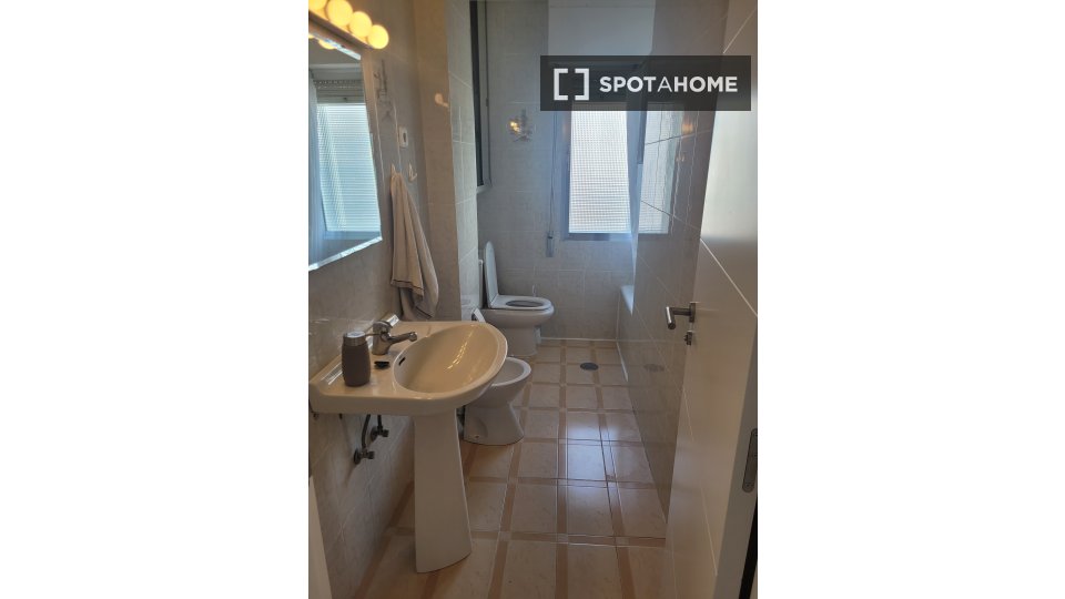 Double room Madrid, 6 beds, 150m² — photo 17