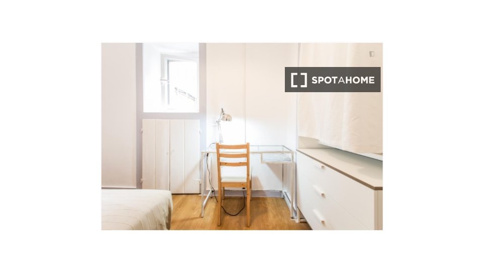 Double room Lisbon, 3 beds, 70m² — photo 9